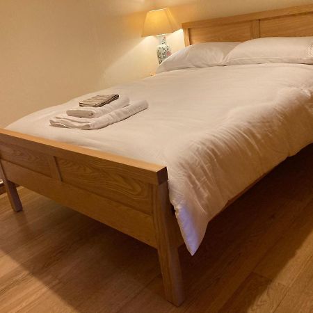 Double Bed Self Contained Annexe 14B Is To The Right Of The Main House Appartement Salisbury Buitenkant foto