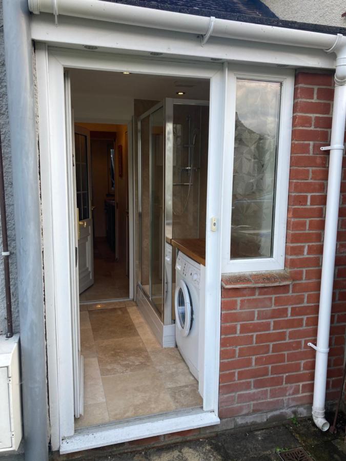 Double Bed Self Contained Annexe 14B Is To The Right Of The Main House Appartement Salisbury Buitenkant foto