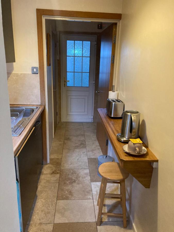 Double Bed Self Contained Annexe 14B Is To The Right Of The Main House Appartement Salisbury Buitenkant foto