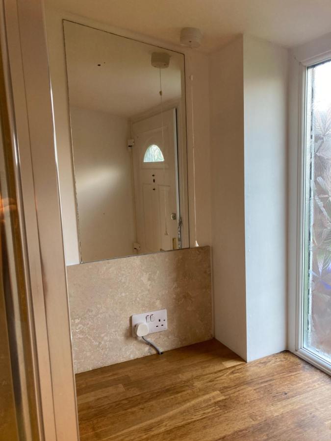 Double Bed Self Contained Annexe 14B Is To The Right Of The Main House Appartement Salisbury Buitenkant foto