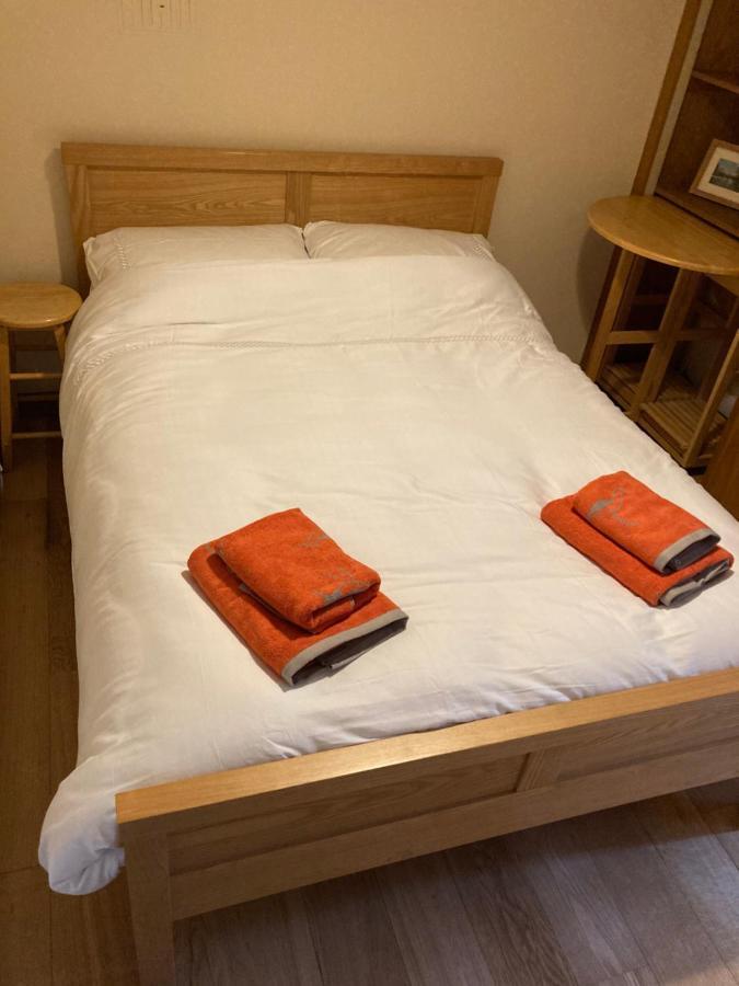 Double Bed Self Contained Annexe 14B Is To The Right Of The Main House Appartement Salisbury Buitenkant foto